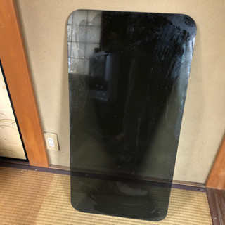 ガラス製ローテーブルの画像