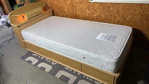 シングルベッド　引き出し、照明付き