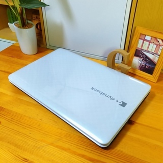 corei7メモリ8G、SSD128Gで超高性能のdynabook☆　4コア8スレッド！　ブルーレイ対応♪　可愛いスノーホワイト光沢★　TOSHIBA　東芝♪　　最新Windows10　64Bit！　　白光沢　テンキー＆Webカメラ内蔵　　高級感　15.6インチ大画面　 　ノートパソコン　無線LAN　Wi-Fi対応 　DVDドライブ