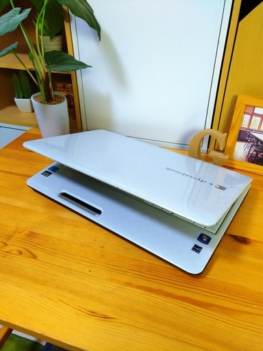 corei7メモリ8G、SSD128Gで超高性能のdynabook☆　4コア8スレッド！　ブルーレイ対応♪　可愛いスノーホワイト光沢★　TOSHIBA　東芝♪　　最新Windows10　64Bit！　　白光沢　テンキー＆Webカメラ内蔵　　高級感　15.6インチ大画面　 　ノートパソコン　無線LAN　Wi-Fi対応 　DVDドライブ