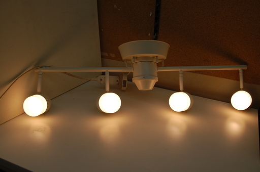 大光電機 LED スポットライト DSL-4388YW 4灯 ホワイト系 照明 DAIKO 点灯確認済み☆ PayPay(ペイペイ)決済可能 ☆ 札幌市 清田区 平岡