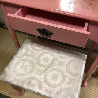 【無料】ピンクのかわいい化粧台　スツール付き　ドレッサーの画像