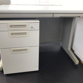 無料　オフィス用デスク　引出し鍵付き
