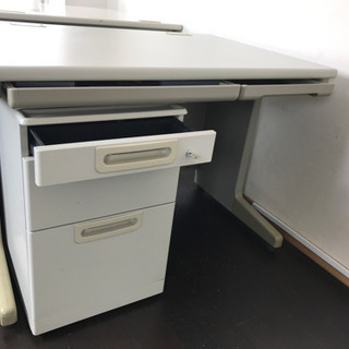 無料　オフィス用デスク　引出し鍵付きの画像