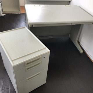 無料　オフィス用デスク　引出し鍵付きの画像