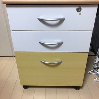 キャスター付き　引き出し　収納家具