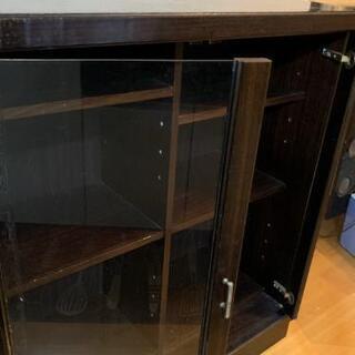 ガラス戸棚 ブラウン色 キッチンの画像