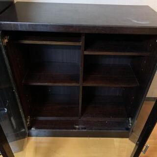 ガラス戸棚 ブラウン色 キッチンの画像