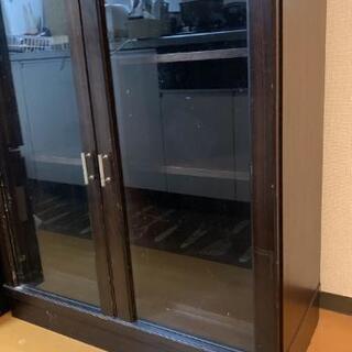 ガラス戸棚 ブラウン色 キッチンの画像