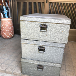 ブリキの衣装ケース　3個