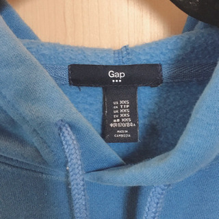 GAP ブルーパーカーの画像