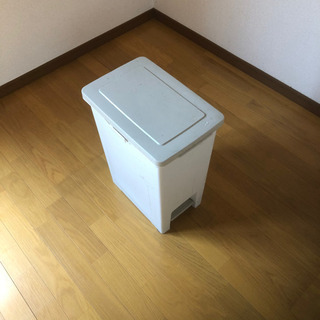 無料　ペダル式　ダストボックス　ゴミ箱