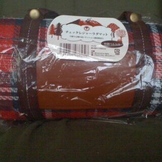 新品　サイズ 約1000×1300mm　表 ポリエステル100％ 裏 アルミニウム・ポリエチレン　収納ベルト付　赤　チェック　レジャー　ラグマットの画像