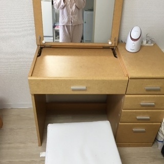 化粧台として使えるテーブルの画像