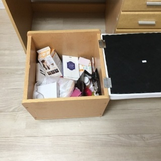 化粧台として使えるテーブルの画像