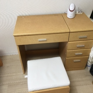 化粧台として使えるテーブル