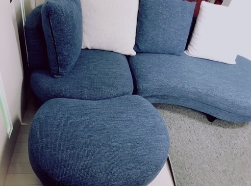 おしゃれなブルーのカウチソファ