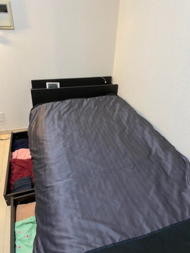 シングルベッドフレームとマットレス。無料配送。