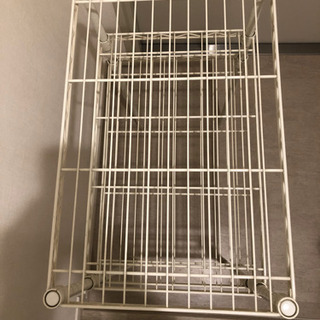 白のラックの画像