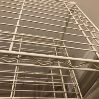 白のラックの画像