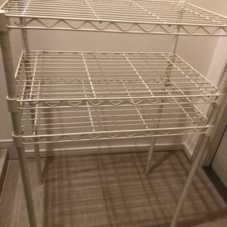 白のラックの画像