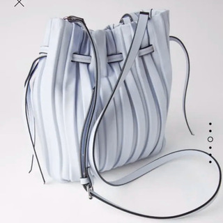 ZARA プリーツ加工入り　ミニバケットバック　ブルーの画像