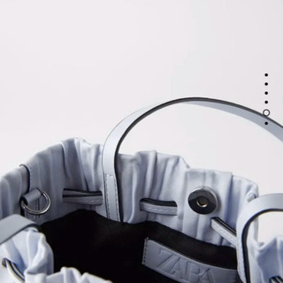 ZARA プリーツ加工入り　ミニバケットバック　ブルーの画像