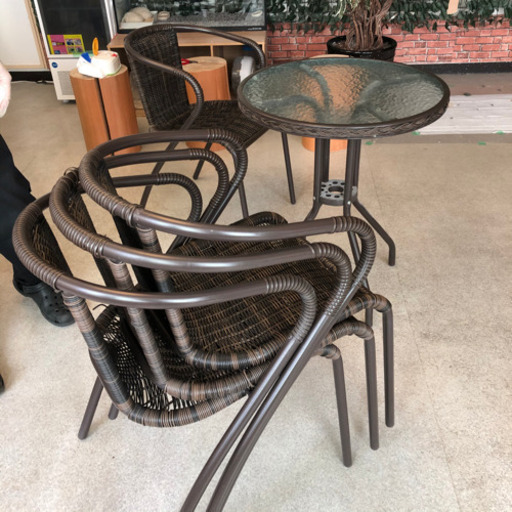 おしゃれなガーデン用テーブルお値引き中