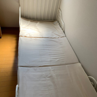 【お取引中】IKEAのMINNEN伸長式ベッド 白フレームの画像