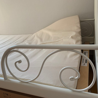 【お取引中】IKEAのMINNEN伸長式ベッド 白フレームの画像