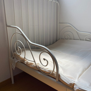 【お取引中】IKEAのMINNEN伸長式ベッド 白フレームの画像