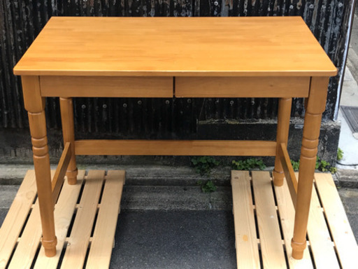 引き出し付き木製テーブル
