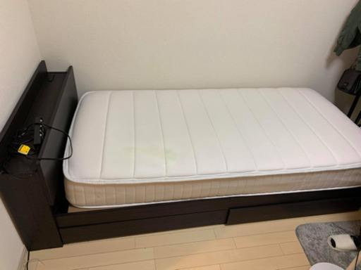 シングルベッドとマットレスセット。無料配送。