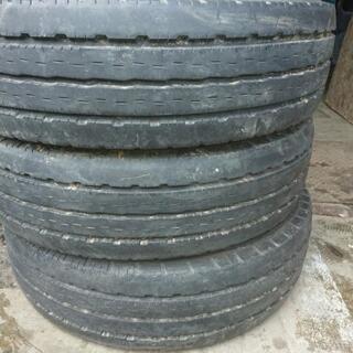 215/70R17.5 118/116LTの画像