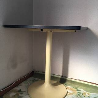 昭和レトロな テーブル 一本脚 机 シンプル コーナーテーブルにも最適の画像