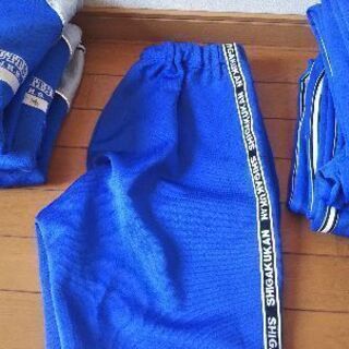 中学生用のジャージの画像