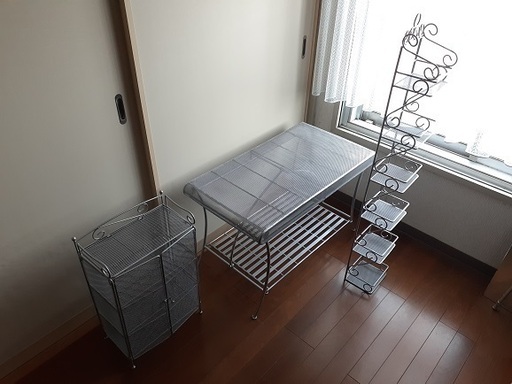 飾り棚とテーブル3点セット　ロートアイアン・アイアンワークス　個性的なものです