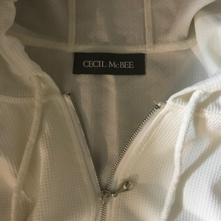 CECIL McBEE 白いパーカーの画像