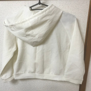 CECIL McBEE 白いパーカーの画像