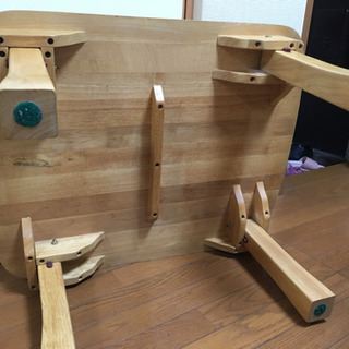 折りたたみ式木製テーブルの画像