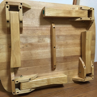 折りたたみ式木製テーブルの画像