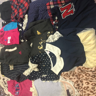 大量の子供服の画像