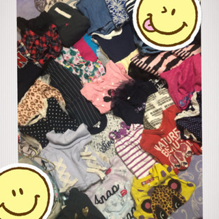 大量の子供服の画像