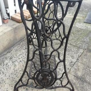 シンガーミシン台の画像