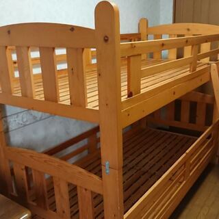 木製の二段ベットの画像
