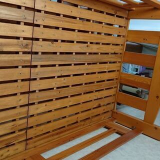 木製の二段ベットの画像