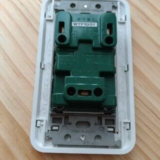 ナショナル 埋込アースターミナル付コンセント（ホワイト)の画像
