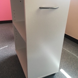 キャスター付き2段のボックス