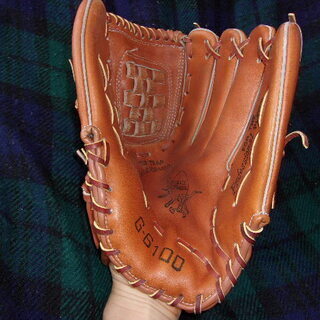野球グローブ　右投げ　一般大人向け　たぶん軟式　投手用の画像