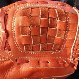 野球グローブ　右投げ　一般大人向け　たぶん軟式　投手用の画像